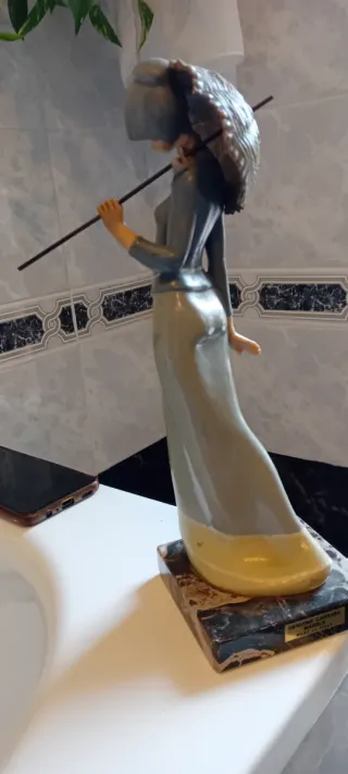 Statua Dama con Ombrello in tesina e Marmo