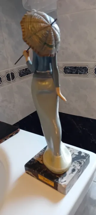 Statua Dama con Ombrello in tesina e Marmo