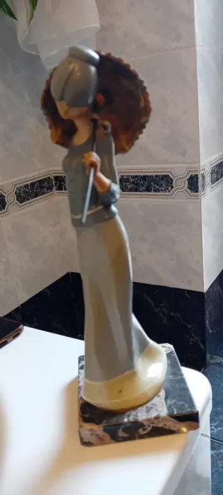 Statua Dama con Ombrello in tesina e Marmo