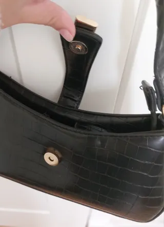 Bolso negro efecto piel con candado