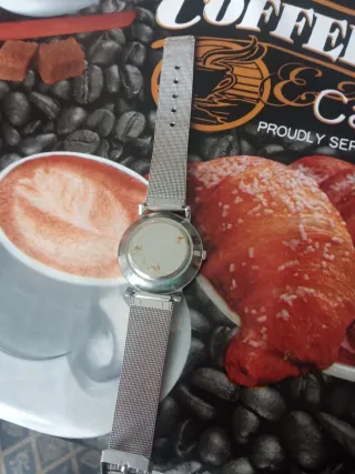 Reloj de pulsera plateado y blanco