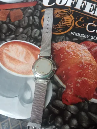 Reloj de pulsera plateado y blanco