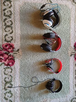 Auriculares gamer y normales