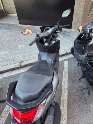 Yamaha NMAX 125 Gris 12.000 km