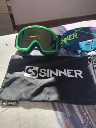 Gafas de nieve Sinner verdes y funda.