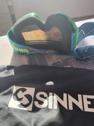 Gafas de nieve Sinner verdes y funda.