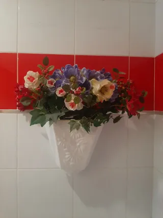 Florero de pared blanco con flores