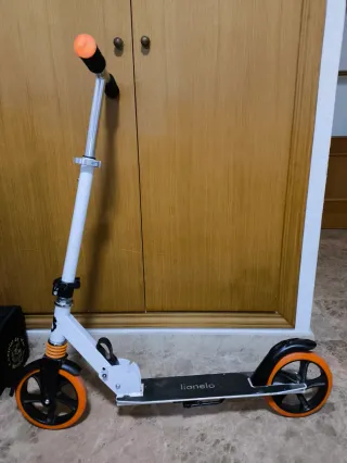 Patinete infantil blanco y naranja