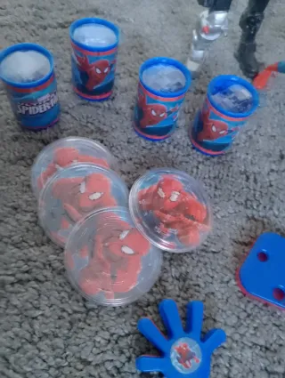 Spiderman normal y Venom, cantimplora, juegos