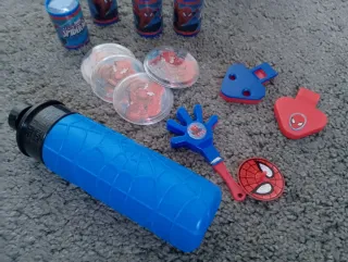 Spiderman normal y Venom, cantimplora, juegos