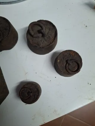 Lote 5 pesas antiguas, la más grande 1 kg