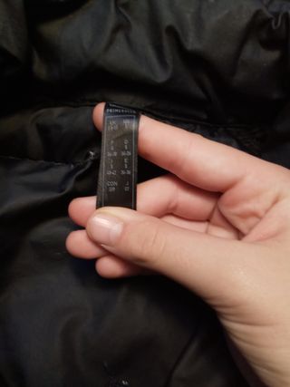 Chaqueta Adidas negra acolchada.