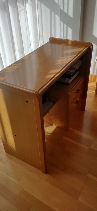 Escritorio de madera marrón