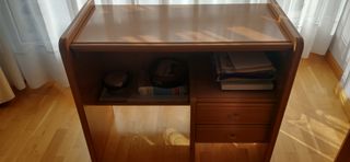 Escritorio de madera marrón