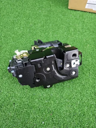 Cerradura puerta delantera izquierda