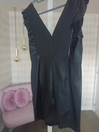 Vestido de cuero negro con volantes