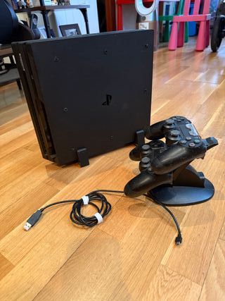 Playstation 4 Pro + 2 Mandos Originales