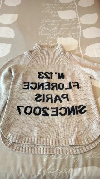 Jersey beige con letras negras