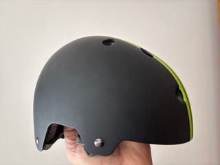 Casco skate/bici negro con detalles verde