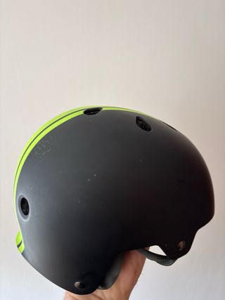Casco skate/bici negro con detalles verde