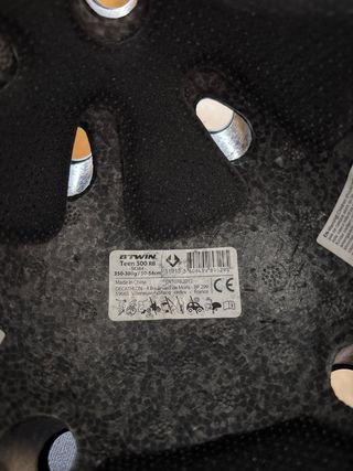 Casco skate/bici negro con detalles verde