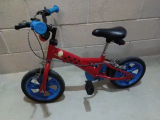 Bicicleta infantil roja y azul