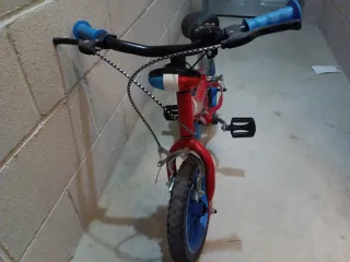 Bicicleta infantil roja y azul