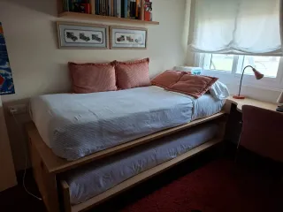 Cama nido con colchones, escritorio y cajonera