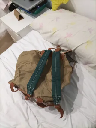 Mochila verde y cuadros con bolsillos