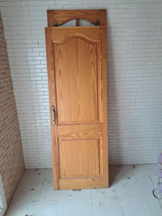 Puerta de madera maciza