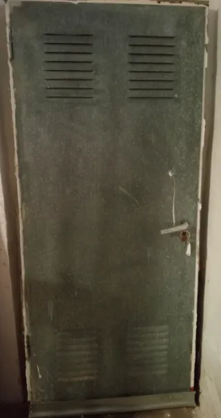 Puerta metálica con ventilación