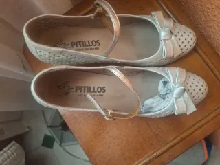 Zapatos de tacón plateados pitillos