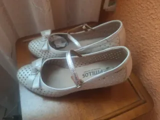 Zapatos de tacón plateados pitillos