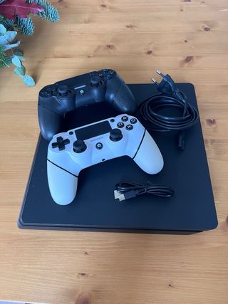 PS4 (Playstation 4)  Negra + 2 mandos