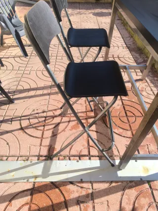 Mesa alta y 2 taburetes