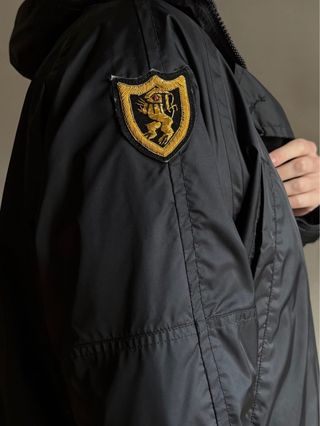 Chaqueta impermeable negra con parche