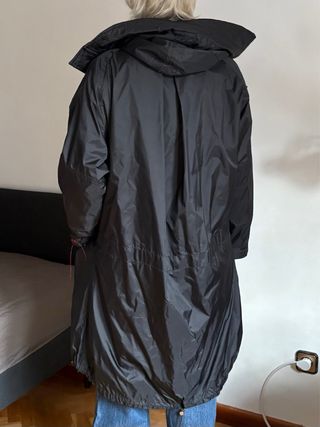 Chaqueta impermeable negra con parche