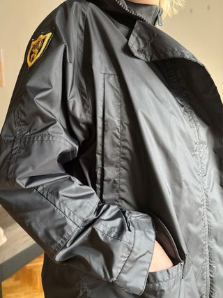 Chaqueta impermeable negra con parche