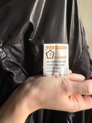 Chaqueta impermeable negra con parche