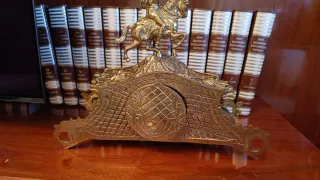 Reloj de época de bronce