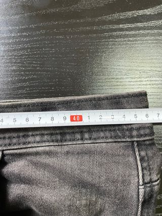 Pantalón vaquero Zara gris desgastado talla 46