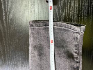 Pantalón vaquero Zara gris desgastado talla 46