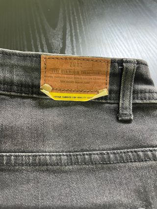 Pantalón vaquero Zara gris desgastado talla 46
