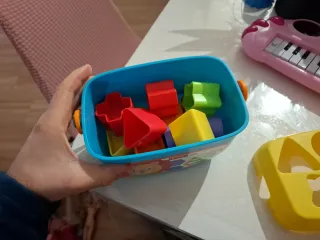 Juegos desarrollo infantil, cubo y piano