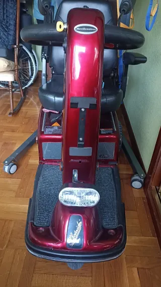 Scooter movilidad reducida rojo.