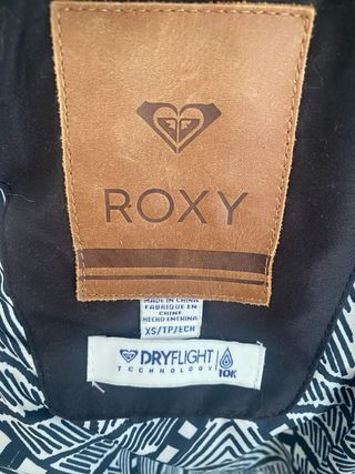 Chaqueta de nieve gris con capucha