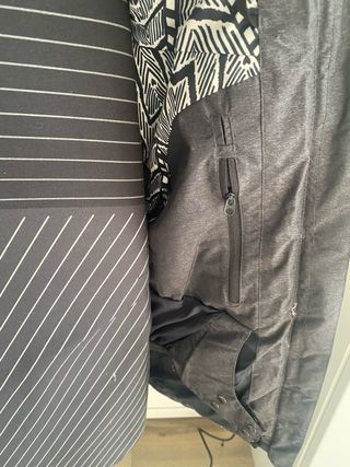 Chaqueta de nieve gris con capucha