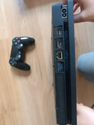 PS4 (PlayStation 4) Negra + Mando + Juego