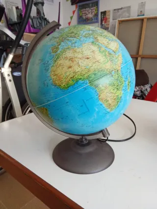 Globo terráqueo con luz