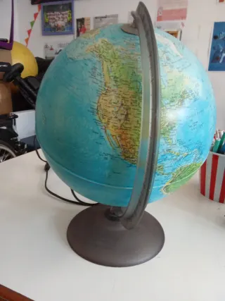 Globo terráqueo con luz